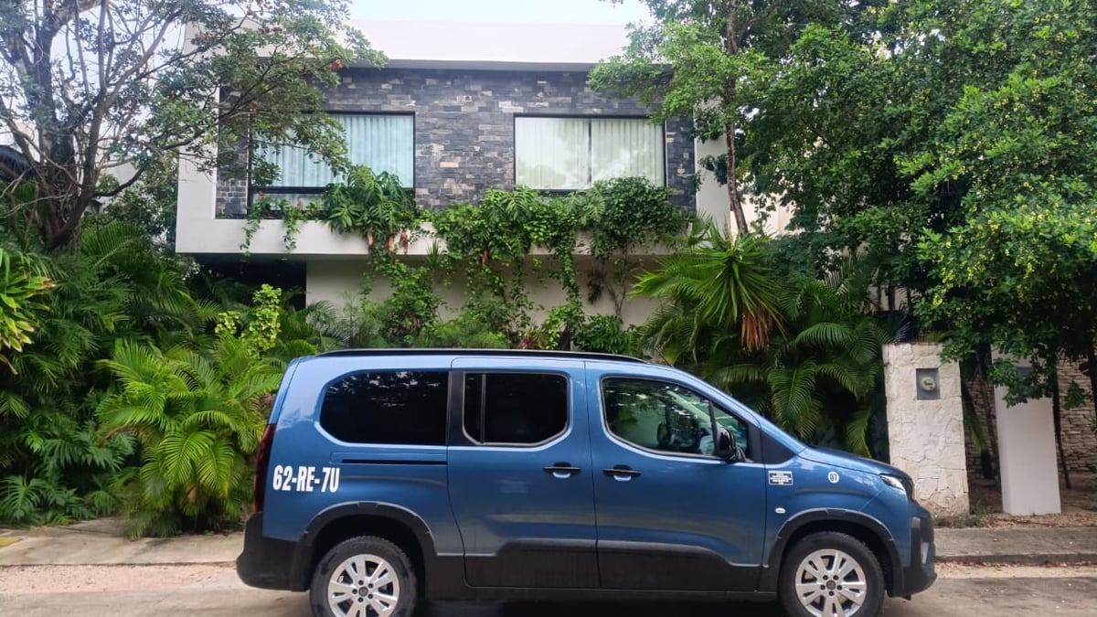 Vehículo de traslado privado de TTC para rutas al Aeropuerto de Cancún en la Riviera Maya