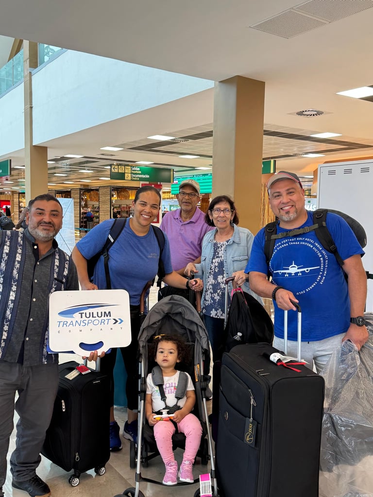 Representante de TTC recibiendo a una familia con equipaje en el Aeropuerto Internacional de Tulum (TQO)